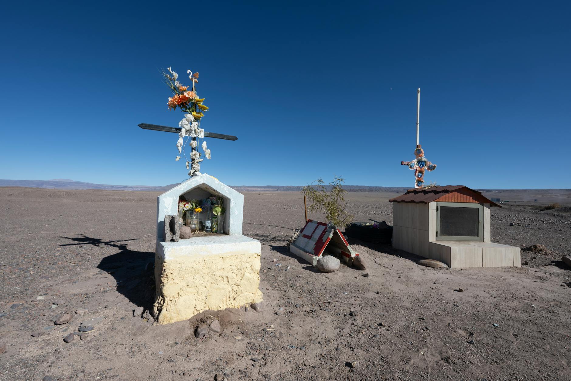 Pustynne przydrożne krzyże w Antofagaście na tle błękitnego nieba