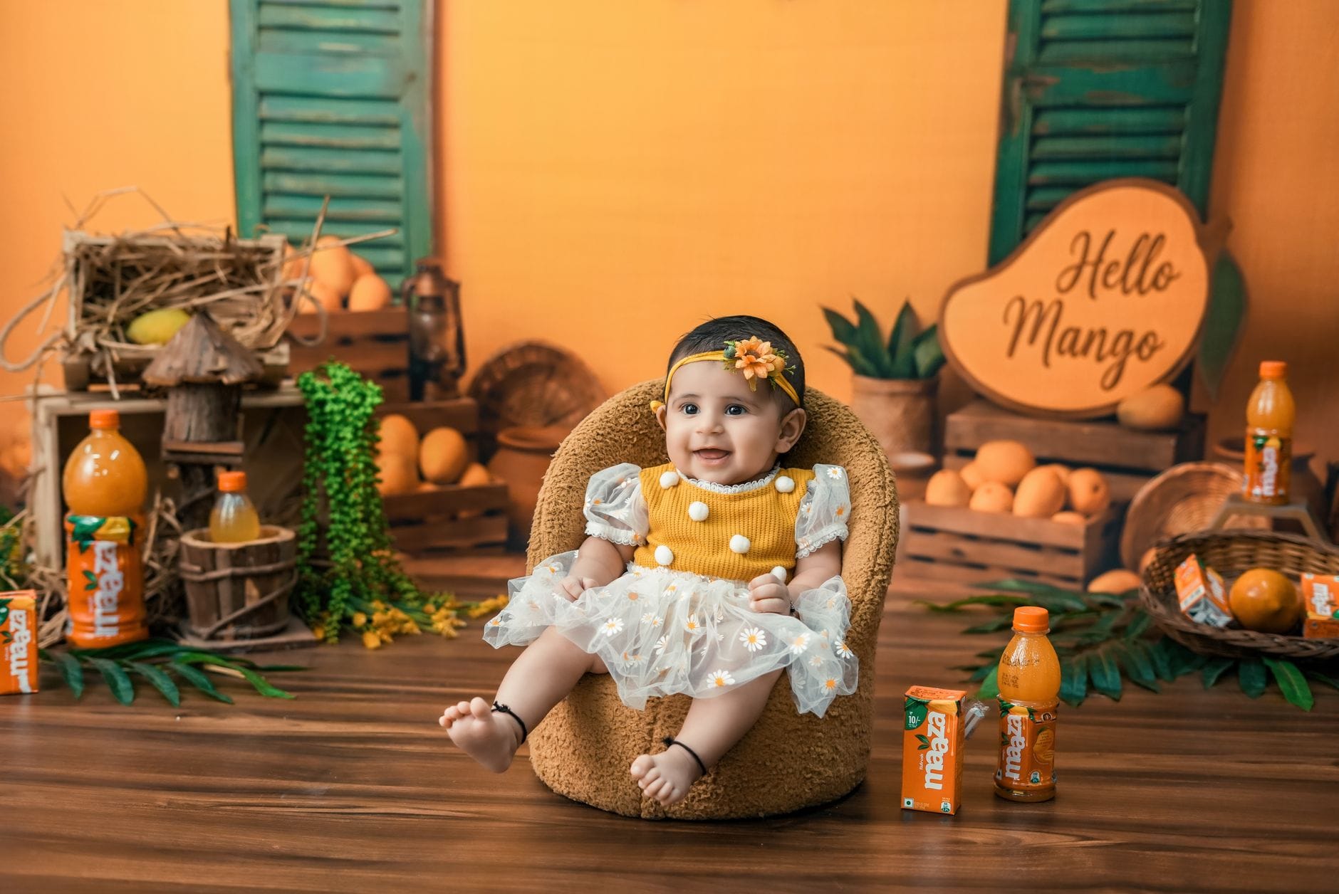 Niemowlę w mango aranżacji podczas domowej sesji zdjęciowej