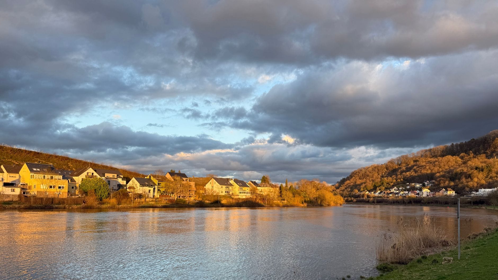 Zachód słońca nad niemiecką wioską nad rzeką Mosel